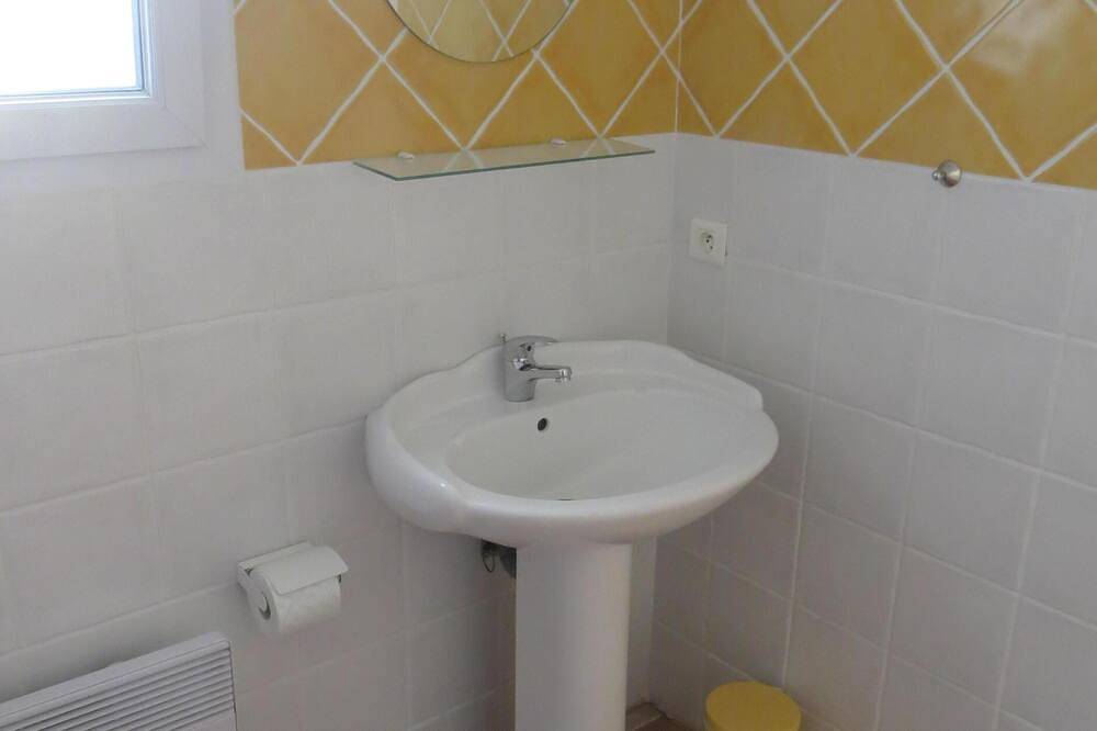 Nice holiday home with studio and private pool in a quiet location on the vineyard. in Rosières (Ardèche), Parc naturel régional des Monts d'Ardèche