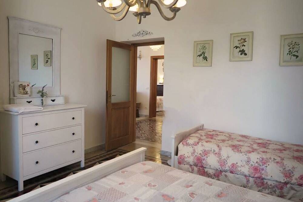 Villa del Sognatore, tuscan villa with pool for 12 in Tresana, Val di Magra