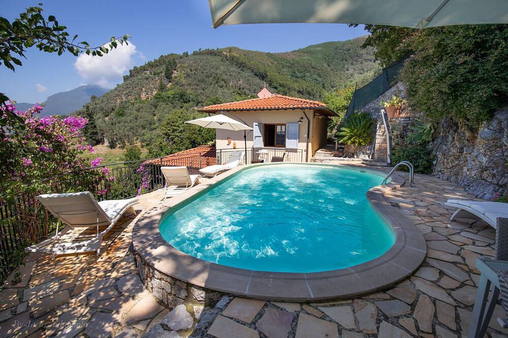 Romantic Villa ⭐ Pool ⭐ Sea View, Wall Box in Forte dei Marmi, Costa de la Maremma