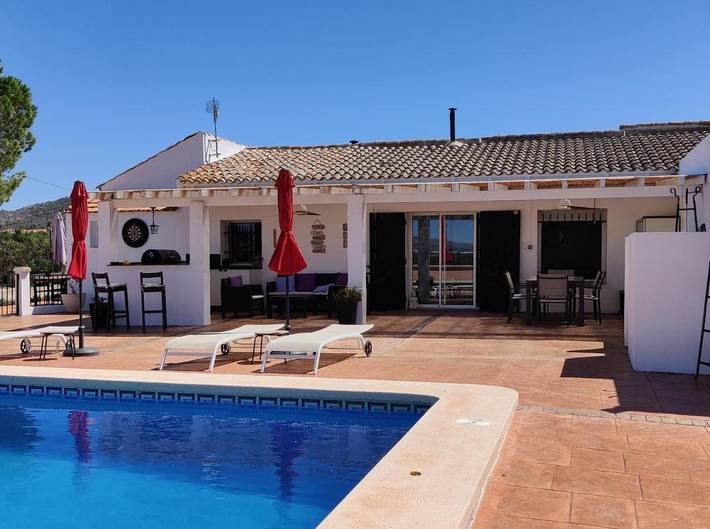 Alojamiento y desayuno para 3 personas, con piscina y jardín además de vistas y terraza en Región de Murcia