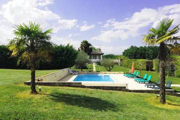 Gîte pour 10 personnes, avec jacuzzi ainsi que terrasse et jardin à Montaigu-de-Quercy