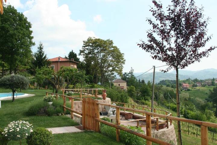 Location de vacances pour 3 personnes, avec piscine ainsi que vue et jardin à Acqui Terme - 2