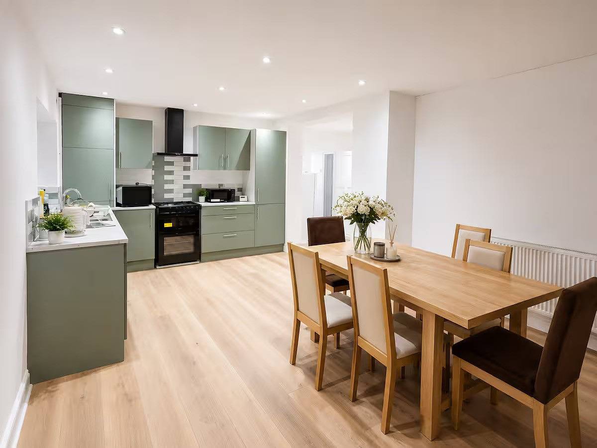 3 Bed House Sleeps 6 -Private Garden -Pets Welcome in Bedford