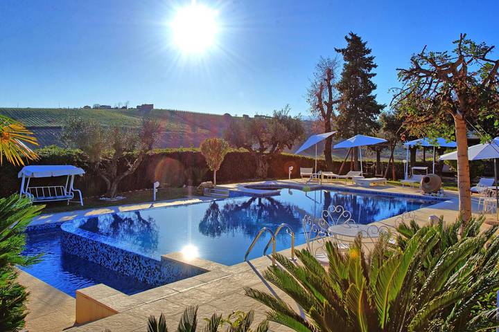 Casa vacanza per 10 persone, con terrazza e piscina, con animali domestici in Colonnella