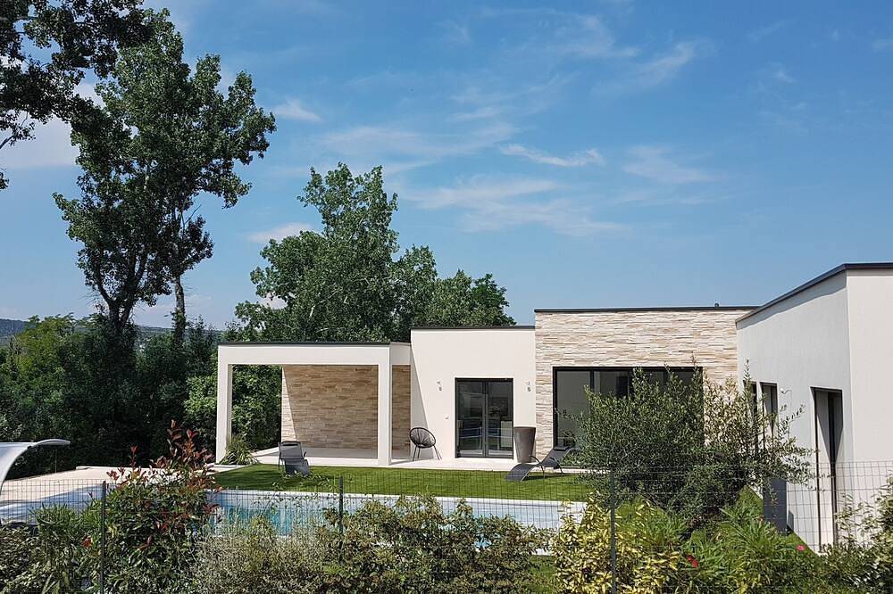 El contemporáneo Beau Soleil te seducirá por su elegancia y su entorno. in Saint-Julien-de-Peyrolas, Region de Nimes