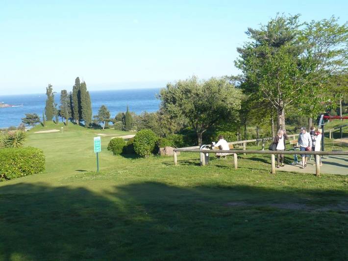 Gîte pour 5 personnes, avec sauna et jacuzzi ainsi que jardin et piscine, adapté aux familles dans Golf De Cap Esterel - 4