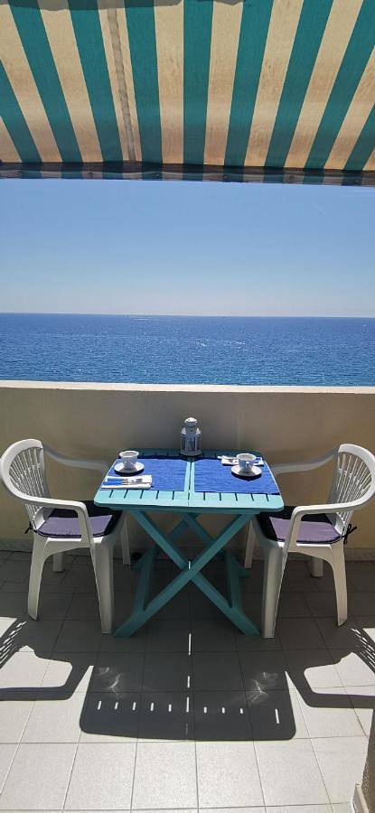 Gîte pour 2 personnes, avec terrasse dans Plage Carras Nice
