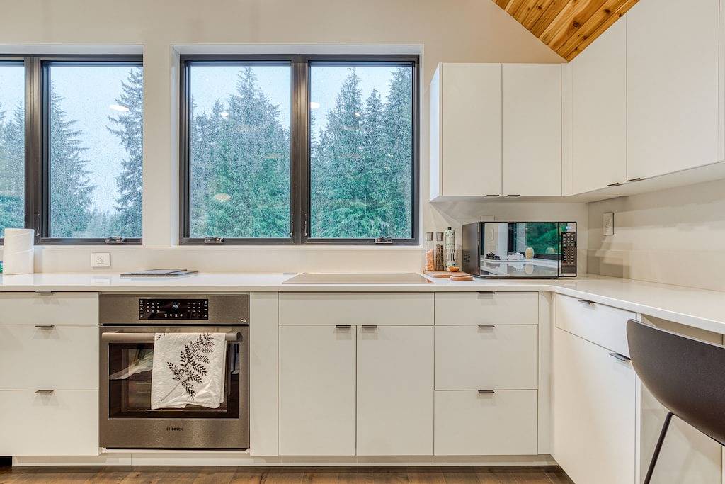 Sleek, Modern Home in Town with Forest Views, Fire Table, Wifi - Walk to Skiing in Government Camp, Mount Hood