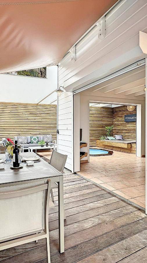 Location de vacances pour 3 personnes, avec jardin ainsi que vue et piscine à Le Moule - 3