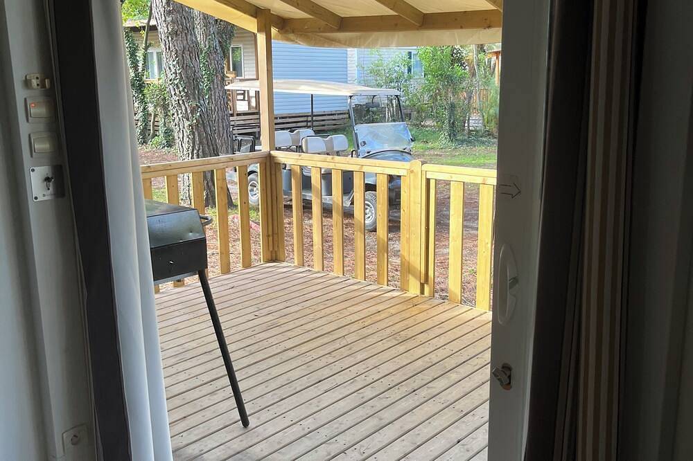 In Provence, Luberon Comfortable mobile home in a 4-star campsite in Cadenet, Parc naturel régional du Luberon