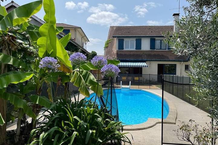 Location de vacances pour 8 personnes, avec jardin et terrasse à Puyoô