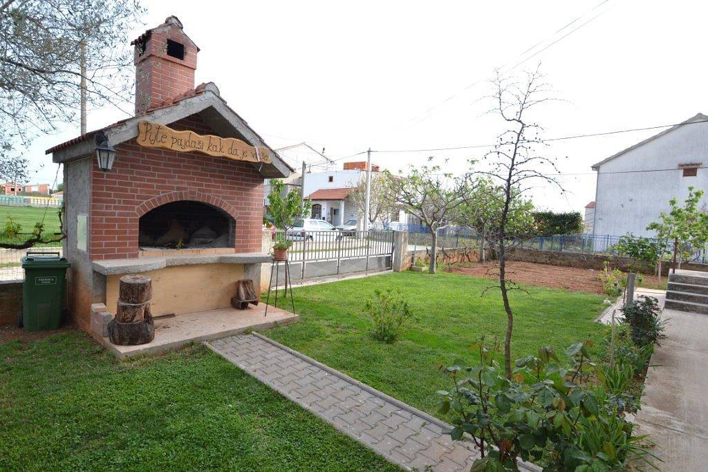 Ganze Wohnung, 1-Zimmer-Ferienwohnung mit Terrasse und Meerblick Sukosan, Zadar A-17027-b in Sukosan, Zadar