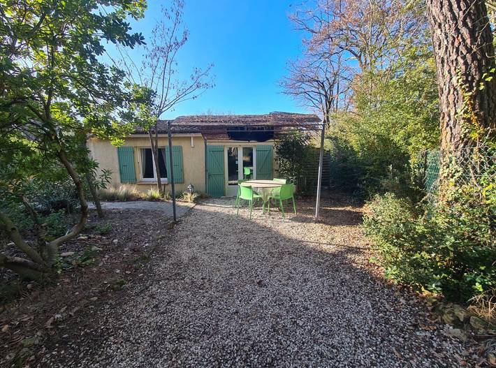 Gîte pour 4 personnes, avec piscine ainsi que terrasse et jardin