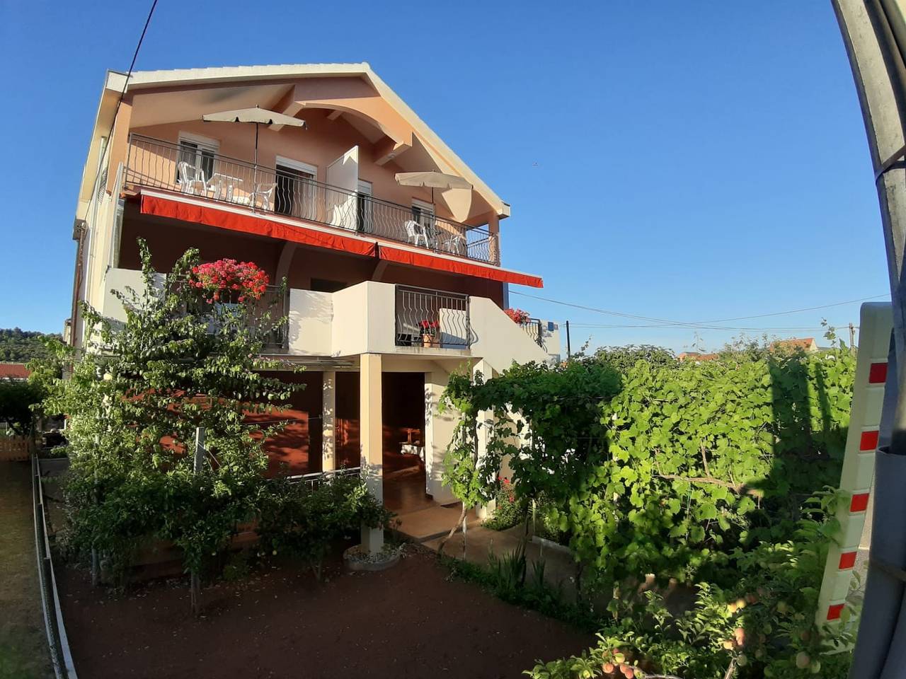 Ganze Wohnung, 1-Zimmer-Ferienwohnung mit Terrasse und Meerblick Sukosan, Zadar A-17027-b in Sukosan, Zadar