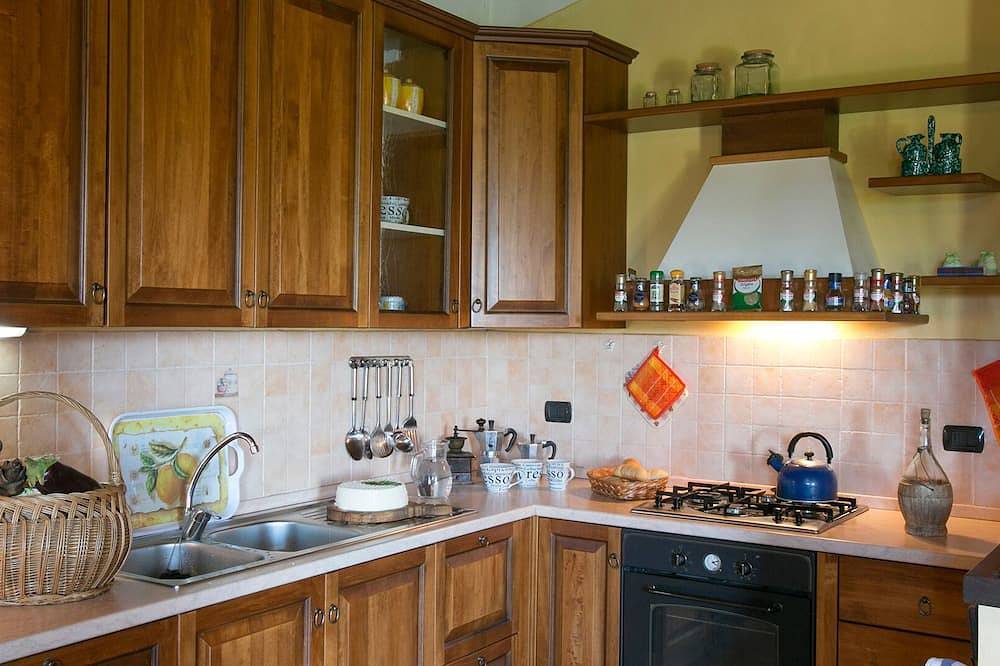 Two Apartments, Private Pool, Walk to Village Restaurants, Sleeps 12, Great view in Castiglione di Garfagnana, Garfagnana