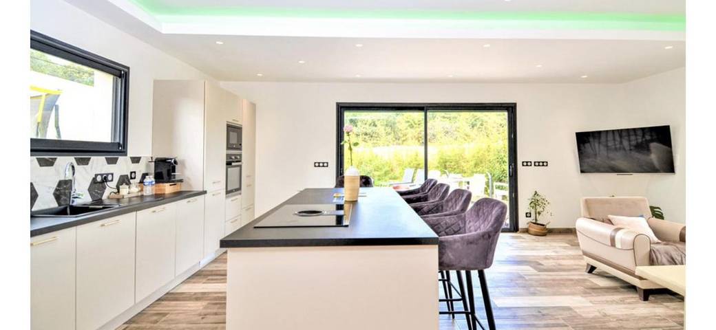 Location de vacances pour 7 personnes, avec terrasse ainsi que piscine et vue à Bezouce - 3