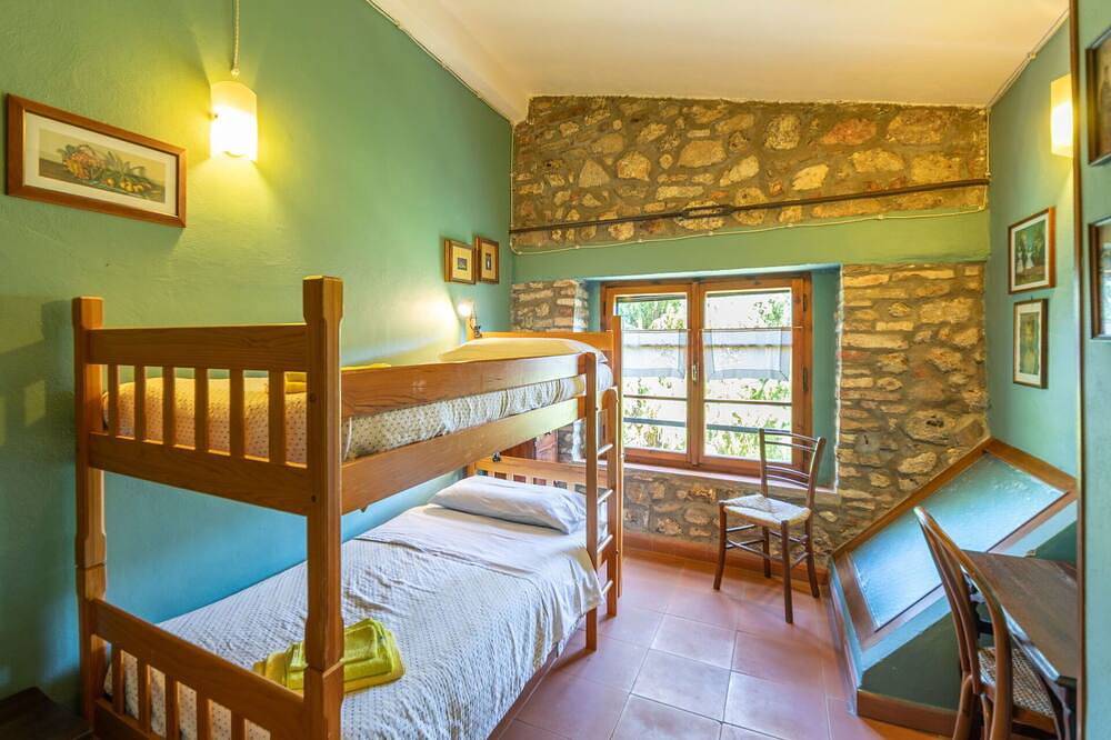 Mooi vrijstaand vakantiehuis met Wifi, privé zwembad, Tv, patio, parking, huisdieren toegestaan in Monticiano, Provincie Siena