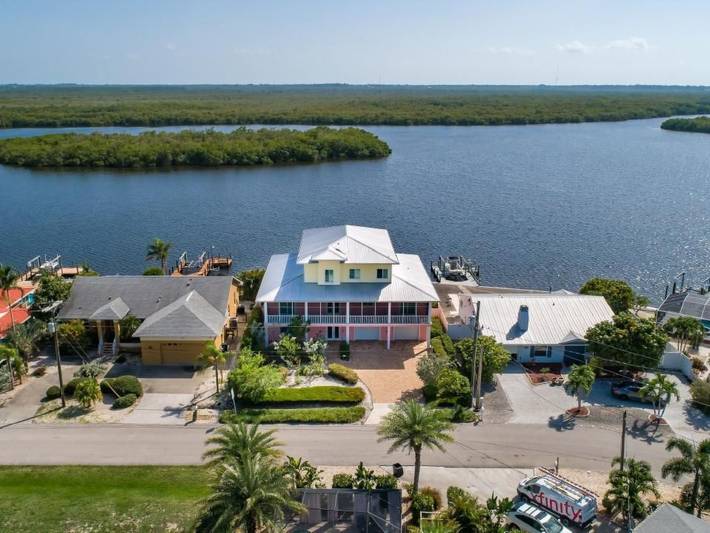 Vacation rental for 10 people, with balcony and pool as well as yard in Pine Island