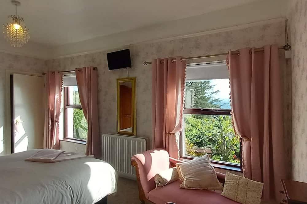 Traditional 5 bedroom house overlooking Cushendun bay. Pet friendly. in Grafschaft Antrim