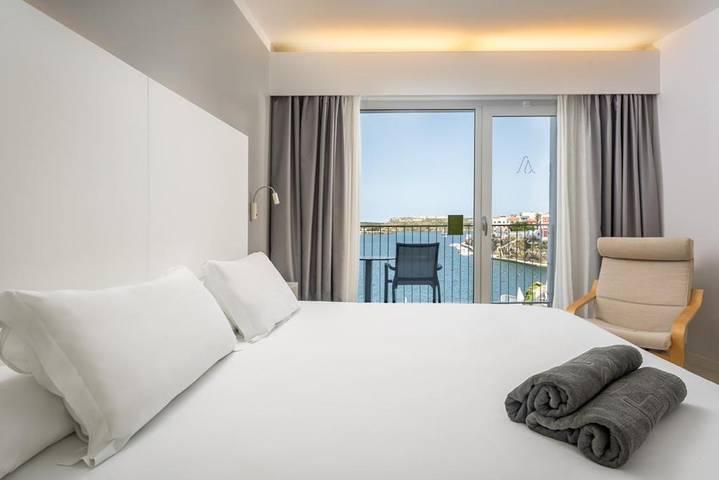 Hôtel pour 2 personnes, avec sauna et piscine ainsi que balcon et jacuzzi à Es Castell - 3