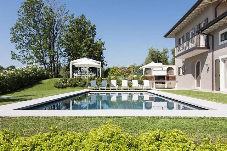 Villa für 10 Personen, mit Sauna und Whirlpool sowie Garten, mit Haustier am Gardasee