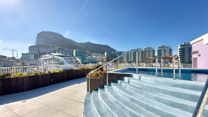 Ferienwohnung für 3 Personen, mit Terrasse und Whirlpool sowie Pool und Ausblick in Gibraltar