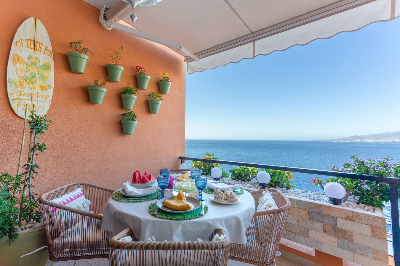 Vacation Home "Mouna's House" with Sea View, Shared Pool & Wi-Fi in Tabaiba, El Rosario