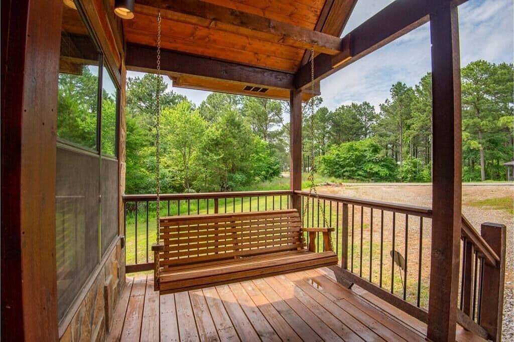 This cabin is a 2 bedroom(s), 2.5 bathrooms, located in Broken Bow, Ok. in Broken Bow, Broken Bow Lake