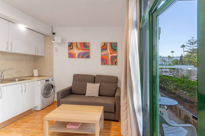 Apartamento entero, Apartamento de vacaciones 'Apartamento Yumbo Dunas' con piscina compartida, terraza privada y Wi-Fi in Maspalomas, San Bartolomé de Tirajana