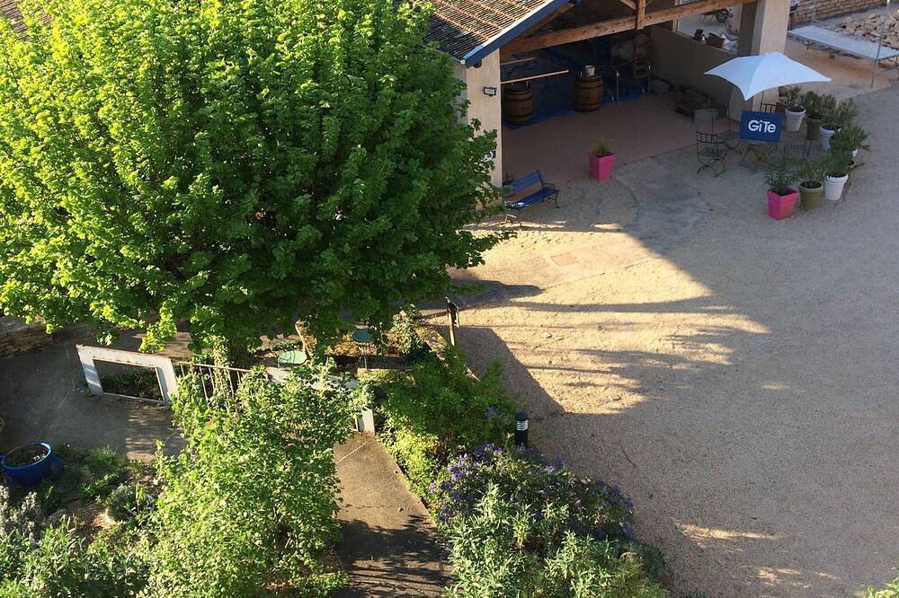 The garden level retreat at La Roche Bleue in La Roche-Vineuse, Mâcon und Umgebung