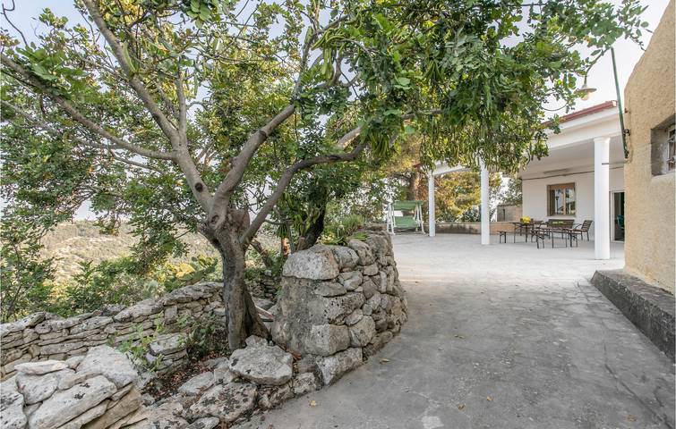 150 sqft Location de vacances avec parking, climatisation, piscine et cuisine in Modica, Province de Ragusa