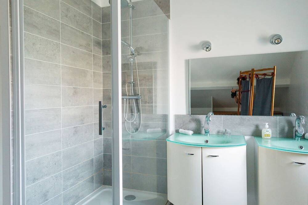 Charming villa with pool and Bbq, 1 min from Bourgoin-jallieu in Domarin, La Tour-du-Pin region