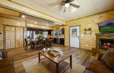 Log Cabin for 12 Guests in Sevierville, Sevier County, Picture 2