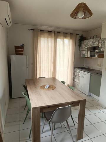 Location de vacances pour 7 personnes, avec piscine et vue ainsi que vue sur le lac et jardin à Saint-Saturnin-lès-Avignon