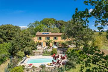 Chambre d’hôte pour 10 personnes, avec piscine ainsi que vue et jardin à Mormoiron