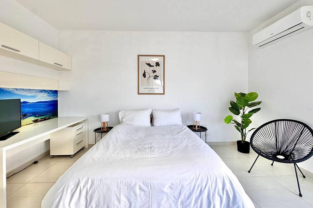 St Julian’s Hillside villa with Pool in Swieqi, Ilha de Malta