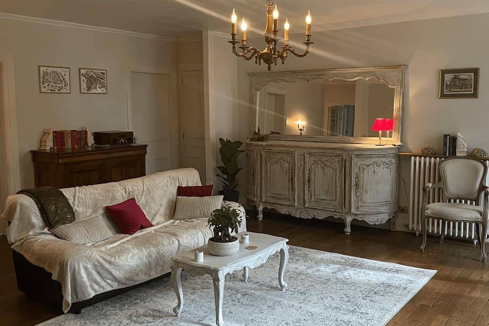 Manoir Lacalmontie in Vitrac (Cantal), Région d'Aurillac
