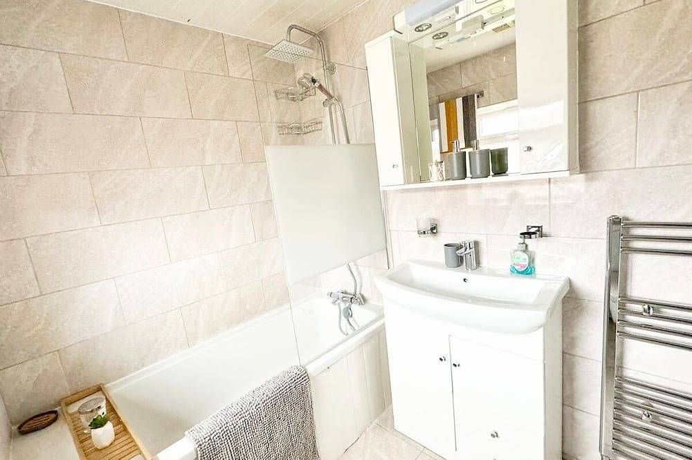 Contractor + Business Stays | Sleeps 7 | 20% Off in Elstree and Borehamwood, Hertfordshire