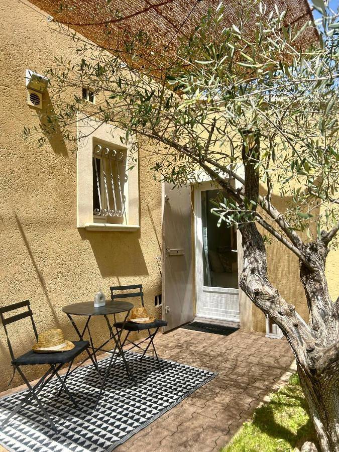 Double Room with Pool View in Taillades, Parc naturel régional du Luberon