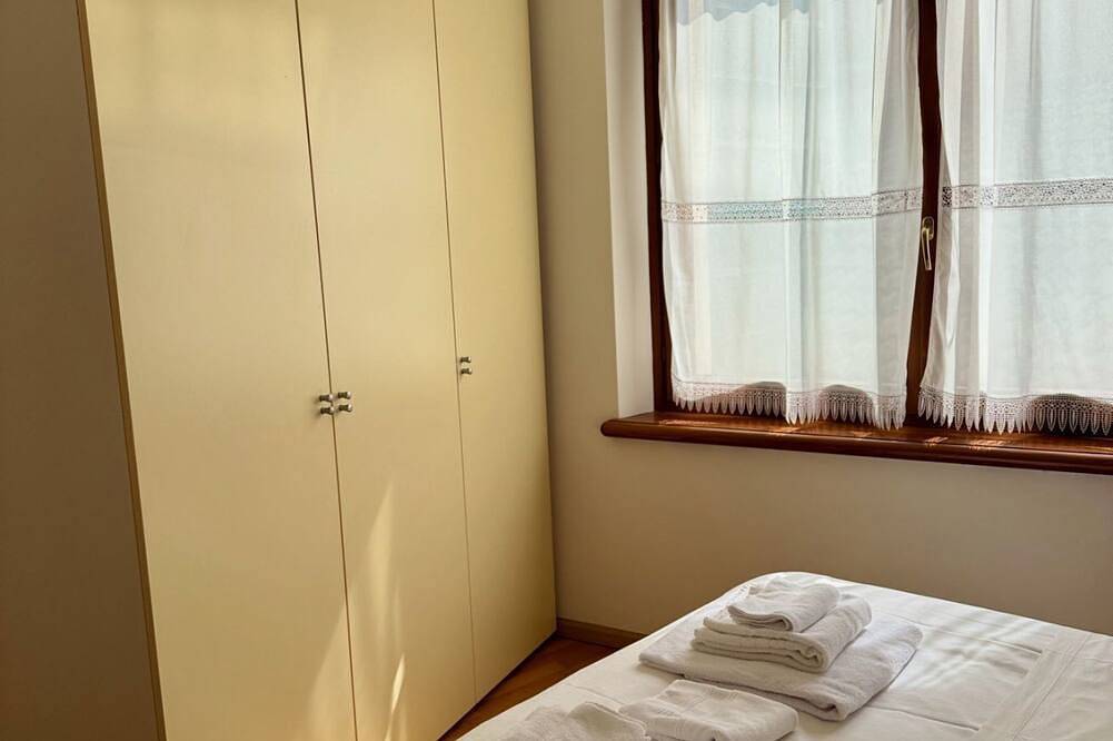 Entire apartment, Located just behind Piazza delle Erbe, in the very heart of Belluno’s historic center, this one-bedroom apartment is only steps away from the pedestrian area and the Ztl. You can enjoy local markets, restaurants, and cafés while experiencing the warm in Belluno, Schiara