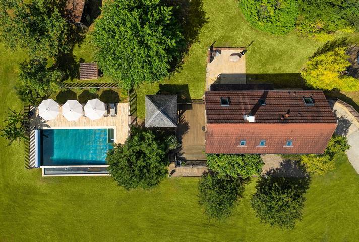 Gîte pour 8 personnes, avec sauna ainsi que jacuzzi et piscine, animaux acceptés