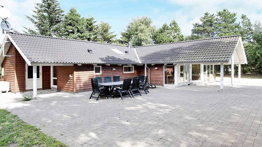 Ferienhaus für 13 Personen, mit Whirlpool und Sauna sowie Terrasse in Lolland