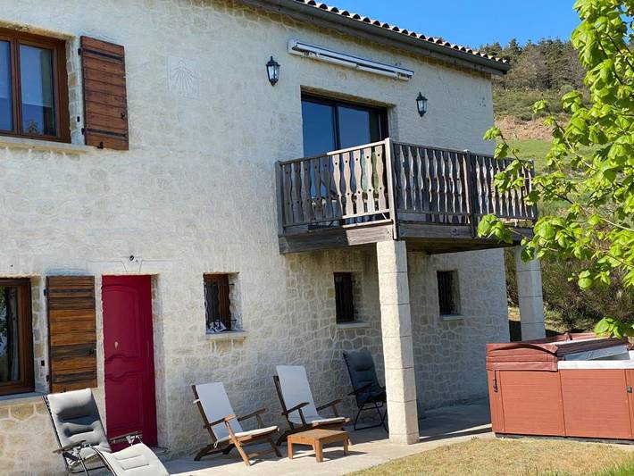 Gîte pour 2 personnes, avec Jacuzzi ainsi que Jardin et Vue à Gluiras - 4