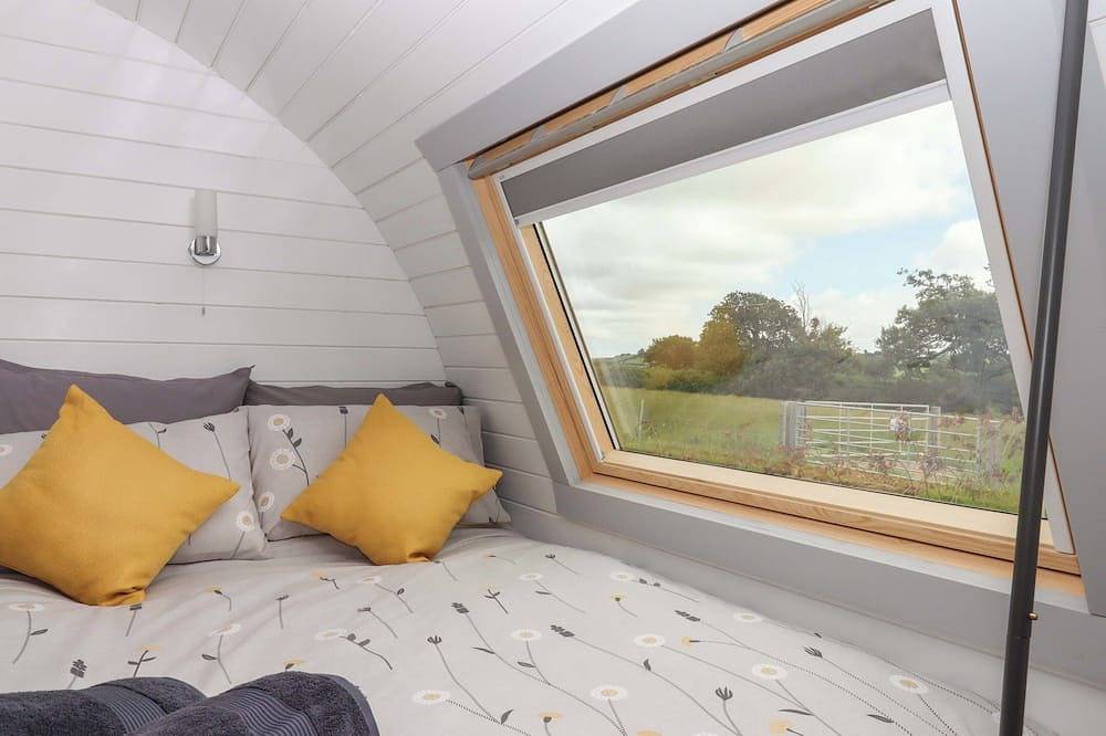 Under Oak Pod, pet friendly, with hot tub in Totnes in South Brent, South Devon