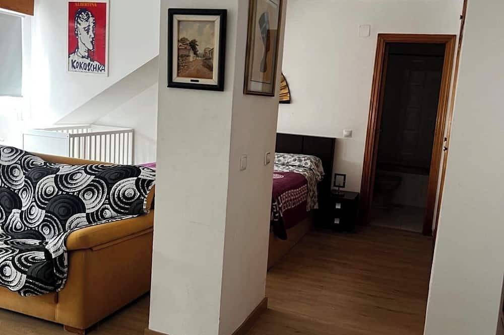 Apartamento entero, Apartamento tipo loft 60m2,cocina y baño independiente.piscina,parking y jardín. in Las Rozas, Área Metropolitana de Madrid