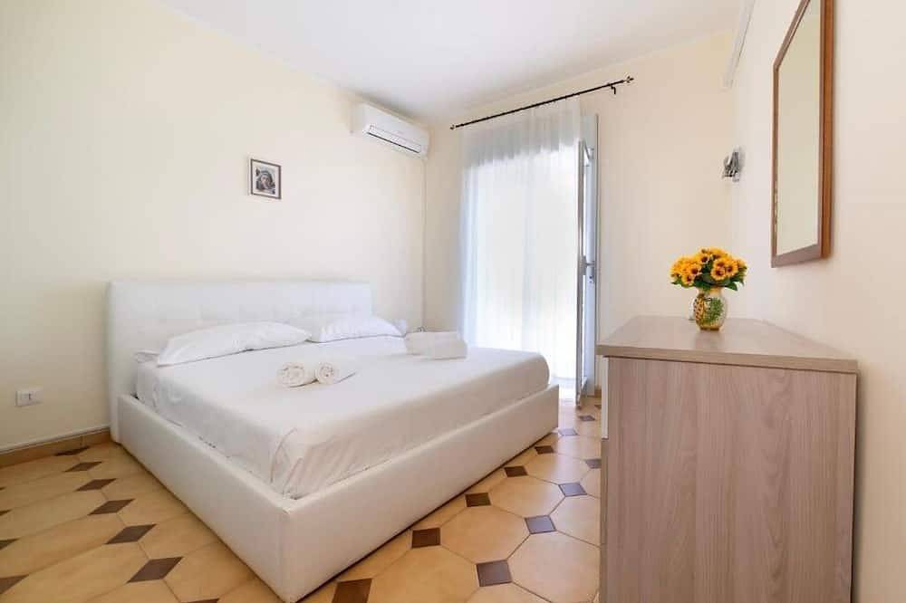 Entire apartment, House facing the sea in San Saba in Messina, Messina Province