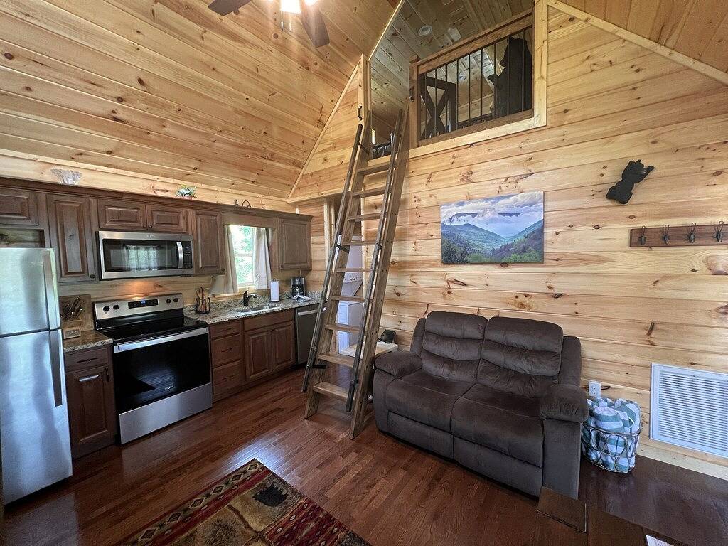 Creek access and minutes Deep Creek! in Fontana Lake