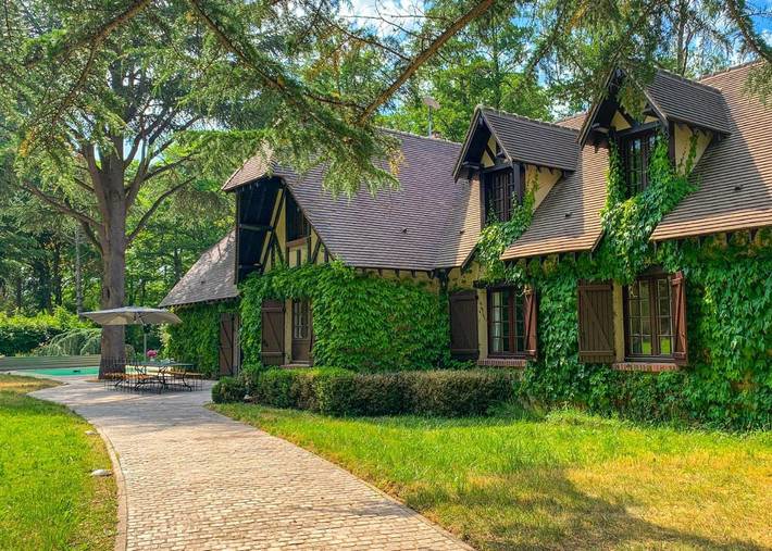 Location de vacances pour 15 personnes, avec sauna et piscine ainsi que vue et jardin à Damville