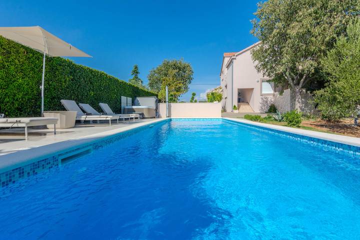 Ferienhaus für 10 Personen, mit Sauna und Garten sowie Whirlpool, kinderfreundlich