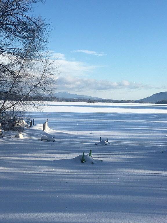 Zwei Häuser mit privatem Strand und Docks am Squam Lake in Holderness, Squam Lake